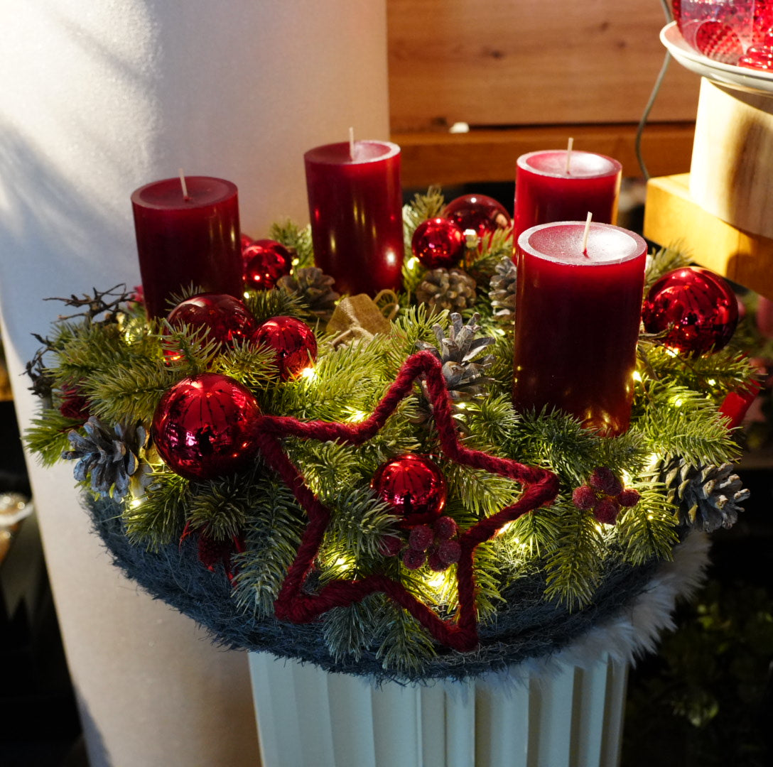 „Winterstern – Edler Adventskranz in Rot & Silber“