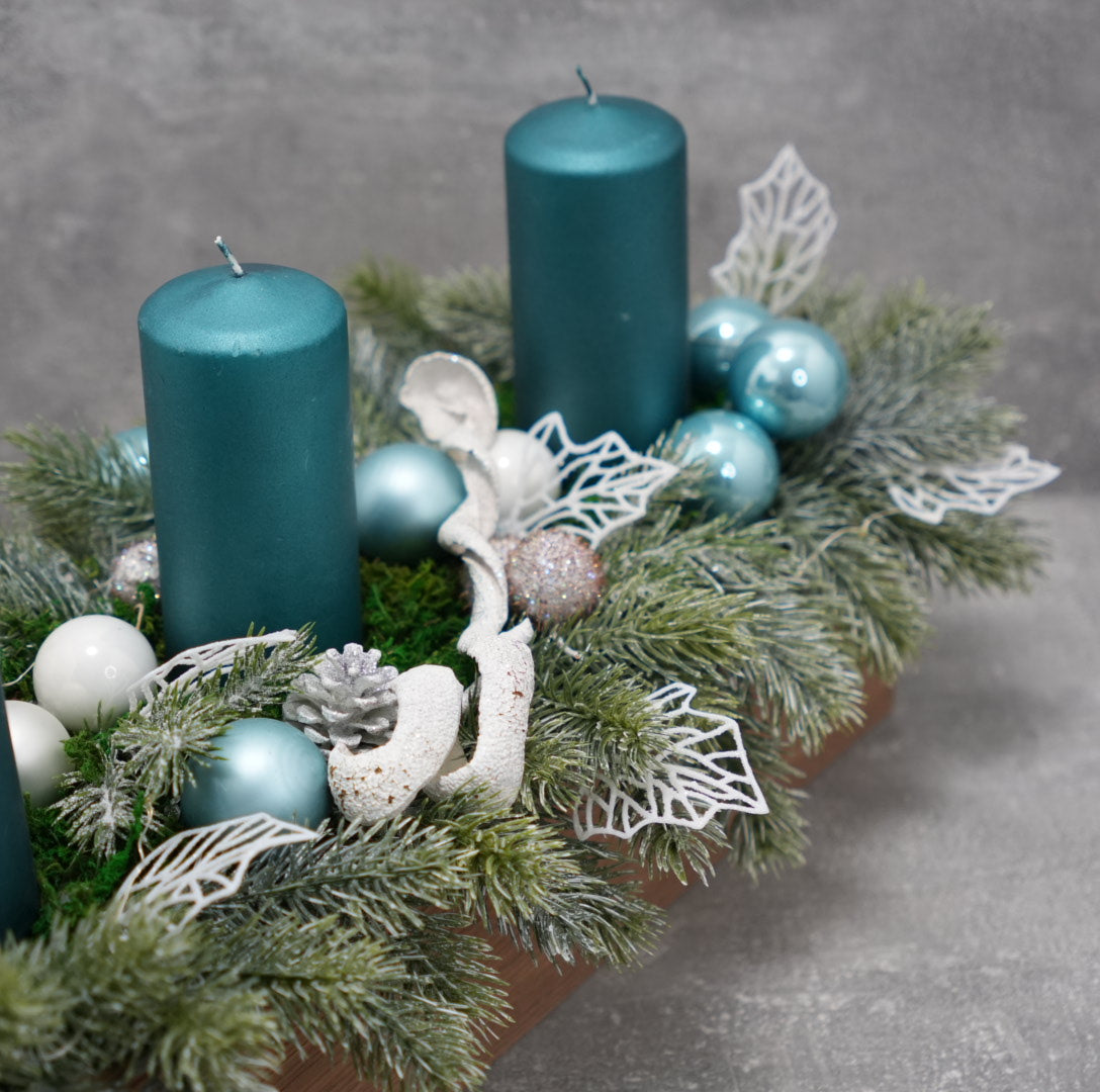 „Winterglanz Adventsgesteck – Petrol & Silber“