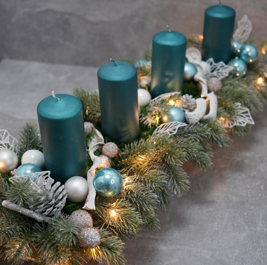 „Winterglanz Adventsgesteck – Petrol & Silber“