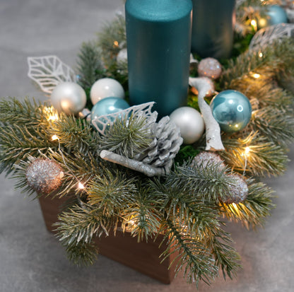 „Winterglanz Adventsgesteck – Petrol & Silber“