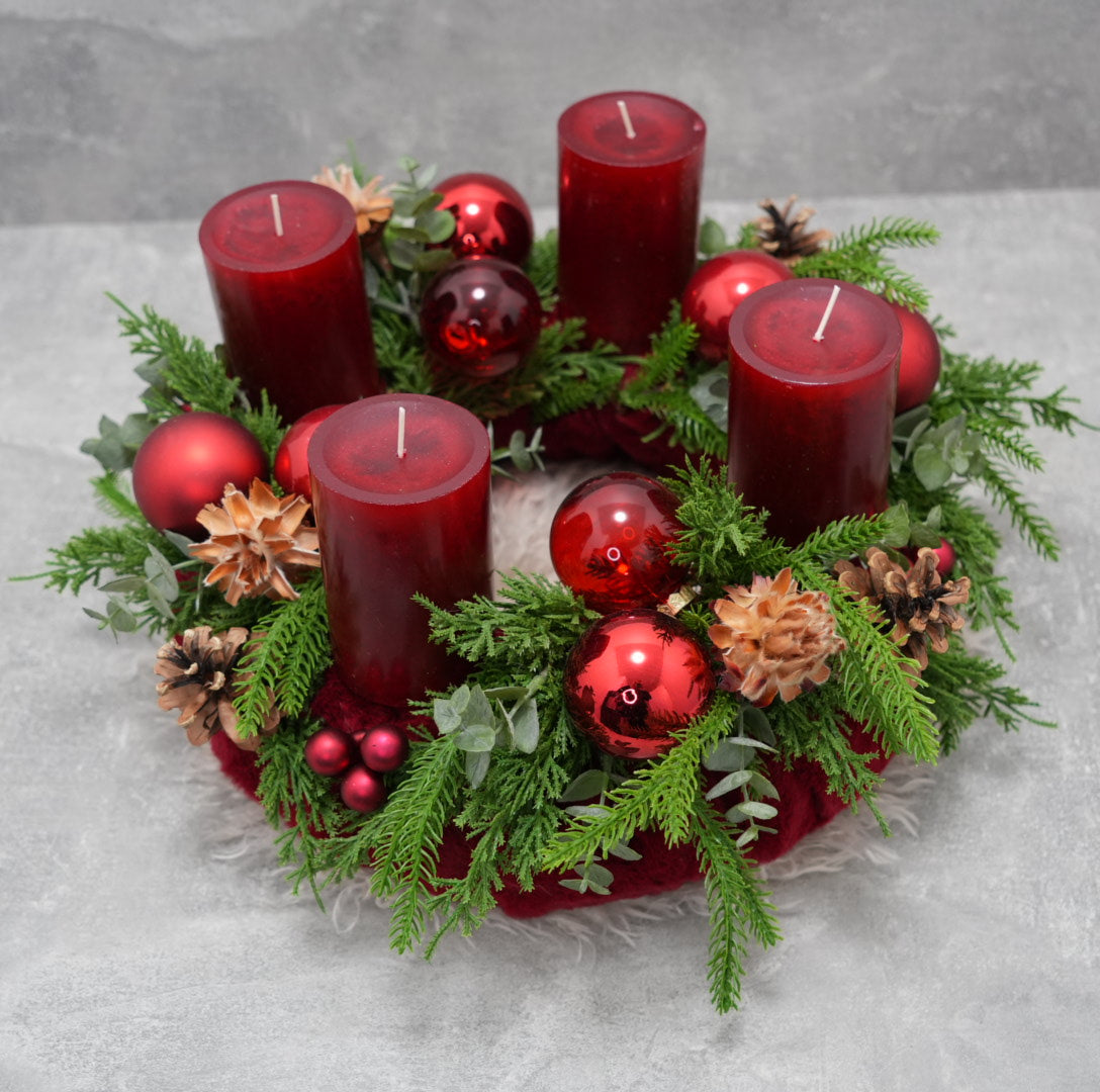 „Christmas Classic – Adventskranz in Rot & Natur“