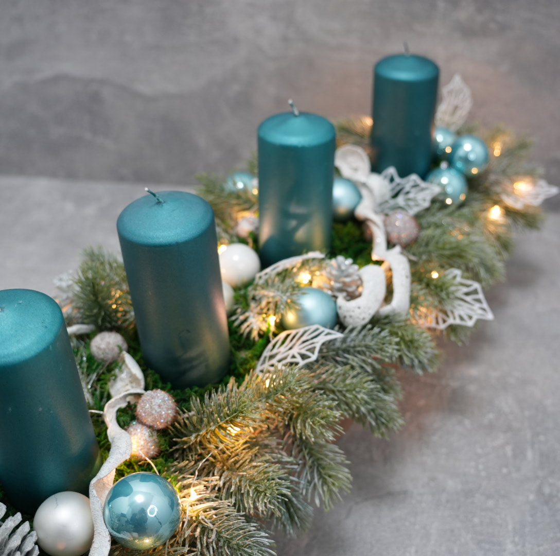„Winterglanz Adventsgesteck – Petrol & Silber“