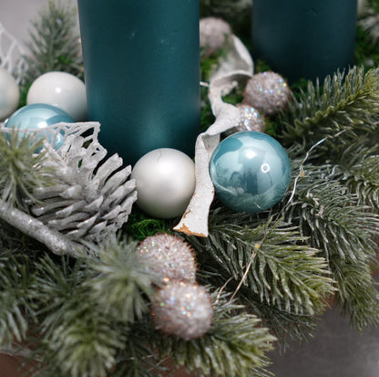 „Winterglanz Adventsgesteck – Petrol & Silber“