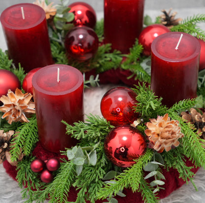 „Christmas Classic – Adventskranz in Rot & Natur“