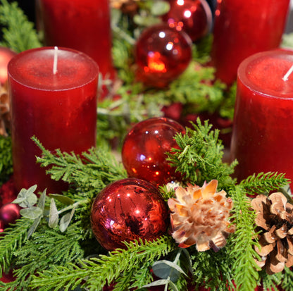 „Christmas Classic – Adventskranz in Rot & Natur“